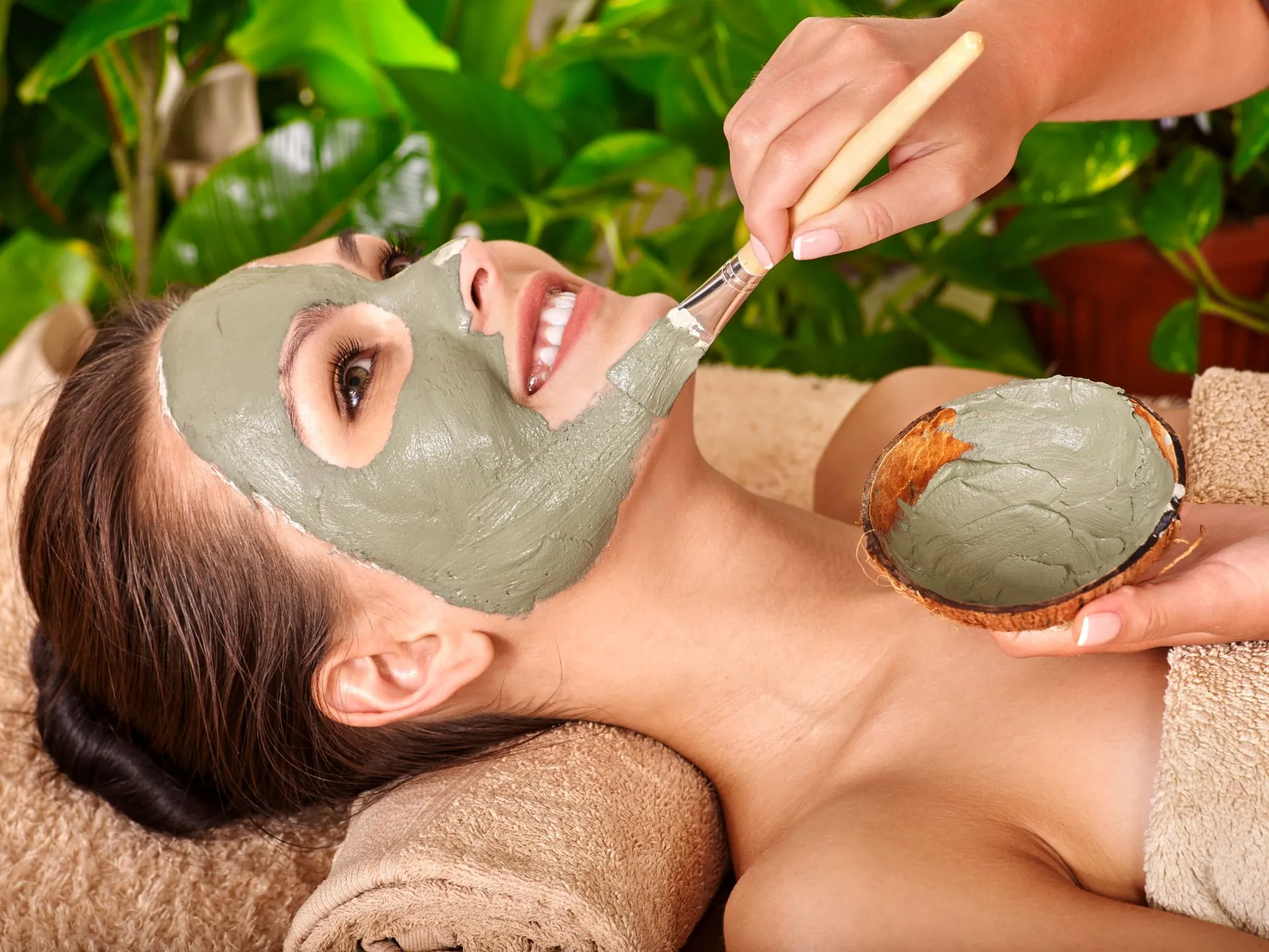 A clay mask facial